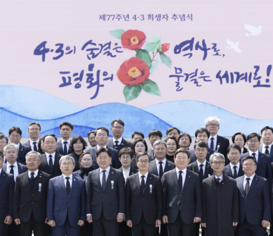 김동연, 제주 4·3추념식 참석 “아픔을 같이하고 그 뜻 경기도민과 함께 기리겠다”